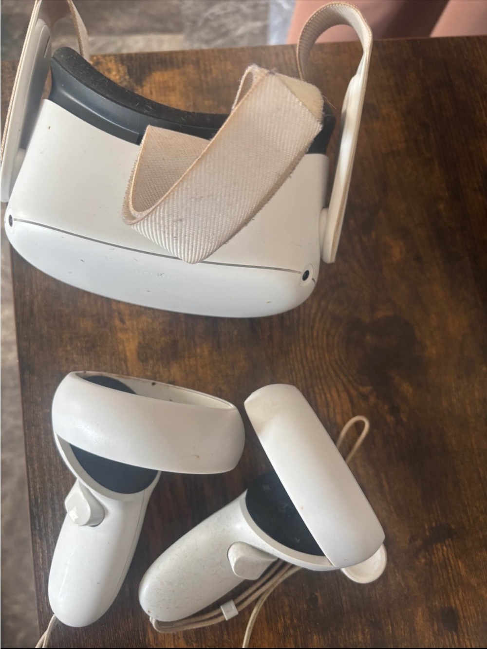 Quest 2 White VR Headset with White Controllers